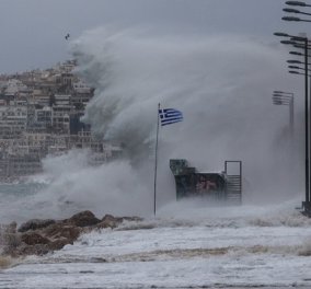 Κακοκαιρία: Βίντεο η στιγμή που κύματα στον Φλοίσβο «καταπίνουν» ρεπόρτερ του Alpha - «μας κάλυψε!» - Κυρίως Φωτογραφία - Gallery - Video