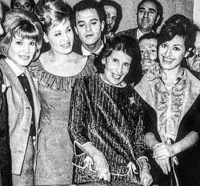 Πρωτοχρονιά 1964: Η Γεωργία Βασιλειάδου κόβει την βασιλόπιτα μαζί με αστέρια του παλιού ελληνικού κινηματογράφου - Κυρίως Φωτογραφία - Gallery - Video