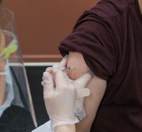 Story of the day: 50χρονος Ιταλός πήγε να κάνει το εμβόλιο, φορώντας ψεύτικο χέρι από σιλικόνη - Το είχε κολλήσει στο πραγματικό   - Κυρίως Φωτογραφία - Gallery - Video
