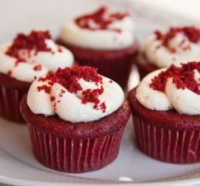 Red velvet cupcakes από τον Δημήτρη Σκαρμούτσο: Αφράτα & πεντανόστιμα - θα σας ξετρελάνουν - Κυρίως Φωτογραφία - Gallery - Video