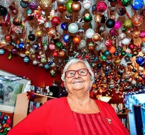 Γκίνες: Η γιαγιά Baubles έσπασε το παγκόσμιο ρεκόρ με τα πάνω από 1.700 χριστουγεννιάτικα στολίδια της (φωτό & βίντεο)