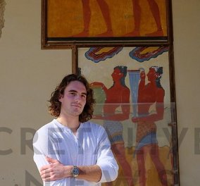 Ο Στέφανος Τσιτσιπάς διακοπές στην Κρήτη: Ο τενίστας φωτογραφίζει & φωτογραφίζεται στην Κνωσό (φωτό)