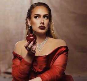 Εκθαμβωτική η Adele με κατακόκκινη σατέν τουαλέτα & το μήλο στο χέρι - «κερασάκι» τα διαμάντια στο λαιμό της (φωτό)
