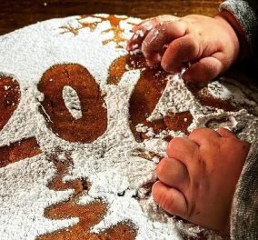 Άκης Πετρετζίκης: Ο γιος του μόλις χάλασε τη ζάχαρη άχνη με το 2022 στη βασιλόπιτα - Καλή Χρονιά! (φωτό & βίντεο) - Κυρίως Φωτογραφία - Gallery - Video