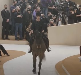 Chanel 2022: Καβάλα στο άλογό της η πριγκίπισσα Charlotte Casiraghi - άνοιξε την επίδειξη μόδας στο Παρίσι (φωτό & βίντεο) - Κυρίως Φωτογραφία - Gallery - Video