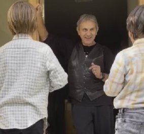 Ο Γιώργος Νταλάρας ακούει τα κάλαντα από τους εγγονούς του, στην στολισμένη είσοδο του σπιτιού του (βίντεο) - Κυρίως Φωτογραφία - Gallery - Video