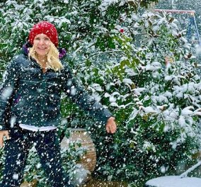 Ελένη Μενεγάκη: «Μόλις δω χιόνι κάνω σαν μικρό παιδί!» - με κόκκινο σκούφο στον κατάλευκο κήπο της (φωτό) - Κυρίως Φωτογραφία - Gallery - Video