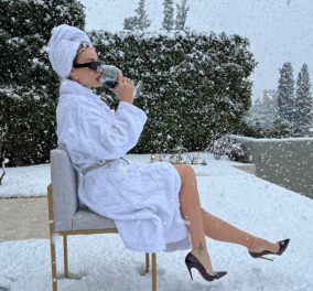 Ελένη Φουρέιρα: Με μπουρνούζι και γόβες έξω στο χιόνι ως απόλυτη θεά - Απολαμβάνει το κρασάκι της (φωτό - βίντεο) - Κυρίως Φωτογραφία - Gallery - Video