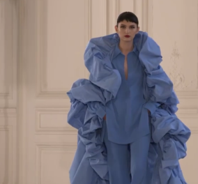 Valentino haute couture καλοκαίρι 2022: Στην πασαρέλα μανεκέν όλων των ηλικιών, των κιλών, των χρωμάτων (φωτό - βίντεο) 