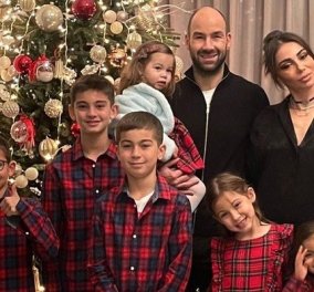 Καλή Χρονιά από την οικογένεια Σπανούλη: Μπροστά στο στολισμένο δέντρο, ντυμένοι με ασορτί καρό ρούχα (φωτό) - Κυρίως Φωτογραφία - Gallery - Video