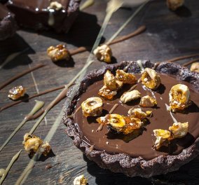 Ο Γιάννης Λουκάκος φτιάχνει γλυκό για την γιορτή του Αγίου Αθανασίου - Τάρτα με σοκολατένια ζύμη και γέμιση και καραμελωμένα φουντούκια - Κυρίως Φωτογραφία - Gallery - Video