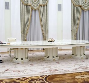 Μακρόν - Πούτιν… ο ένας στη Δύση, ο άλλος στην Ανατολή! Το twitter τρόλαρε το 7 μέτρων τραπέζι που τους χώριζε (φωτό)