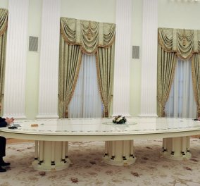 Κρίση στην Ουκρανία: Μετά τον Μακρόν ο Πούτιν έβαλε και τον Όλαφ Σολτς στο τραπέζι των 6 μέτρων (φωτό & βίντεο) - Κυρίως Φωτογραφία - Gallery - Video