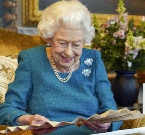 Βασίλισσα Ελισάβετ - 70 χρόνια στο θρόνο: Χαμογελαστή ανοίγει τις κάρτες της - η γλυκιά στιγμή με το σκυλάκι της (φωτό & βίντεο) - Κυρίως Φωτογραφία - Gallery - Video
