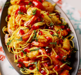 Ντίνα Νικολάου: Συνταγή για σπαγγέτι με γαρίδες, πικάντικη σάλτσα και ρόδι