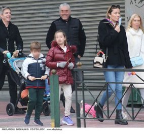 Μαριέττα Χρουσαλά: Βόλτα με τον Λέων Πατίτσα & τα τρία τους παιδιά & το χνουδωτό σκυλάκι τους - Μα τι όμορφη οικογένεια (φωτό) - Κυρίως Φωτογραφία - Gallery - Video