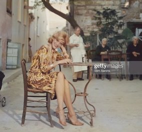 Η Μελίνα Μερκούρη σε μια από τις πιο ωραίες της vintage φωτό από τα 60ς - Πίνει καφέ στο κέντρο της Αθήνας - Κυρίως Φωτογραφία - Gallery - Video