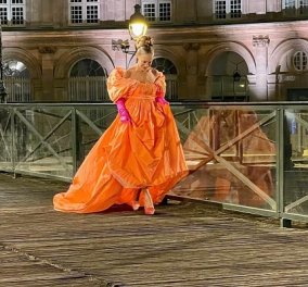 And Just Like That - φινάλε: Η Carrie στο Παρίσι με εντυπωσιακή Valentino τουαλέτα και φούξια γάντια (φωτό & βίντεο) - Κυρίως Φωτογραφία - Gallery - Video