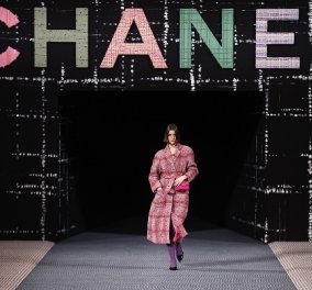 Η πασαρέλα της Chanel «πλημμύρισε» με chic tweed: Φθινοπωρινή κολεξιόν - ωδή στο αιώνιο σύμβολο του οίκου (φωτό & βίντεο) - Κυρίως Φωτογραφία - Gallery - Video