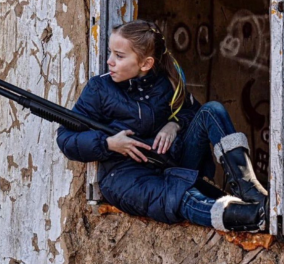 Ουκρανία: Το κοριτσάκι - σύμβολο της καταστροφής του Πολέμου στις παιδικές ψυχές - Με το όπλο στο χέρι (φωτό) - Κυρίως Φωτογραφία - Gallery - Video