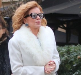 Η Ευγενία Μανωλίδου στην Αθήνα με λευκό γούνινο παλτό και μπλε σατέν γόβες αλά Carrie Bradshaw (φωτό) - Κυρίως Φωτογραφία - Gallery - Video
