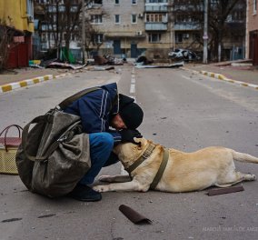 Φωτό ημέρας από την Ουκρανία: Άνδρας παρηγορεί το σκύλο του που φοβάται τις βόμβες! 