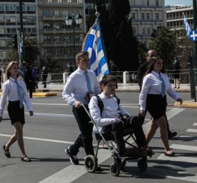 Επέτειος 25ης Μαρτίου:  Ολοκληρώθηκε η μαθητική παρέλαση - Πλήθος κόσμου στο κέντρο της Αθήνας (φωτό - βίντεο) 