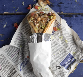  Άκης Πετρετζίκης: Μας φτιάχνει σουβλάκι με γύρο μπακαλιάρου - Δοκιμάστε την street version του φαγητού της 25ης Μαρτίου  - Κυρίως Φωτογραφία - Gallery - Video