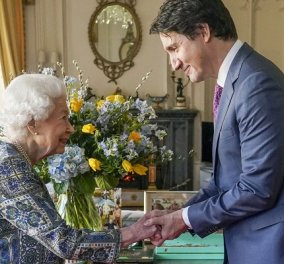 Η 95χρονη βασίλισσα Ελισάβετ με φόρεμα στα χρώματα της Ουκρανίας: Η ασορτί ανθοσύνθεση στο βάζο του κάστρου Windsor (φωτό & βίντεο) - Κυρίως Φωτογραφία - Gallery - Video
