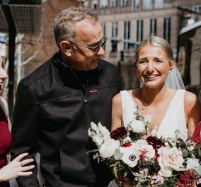 Έπαθε σοκ η νύφη με το photobomb του Tom Hanks! Η «εισβολή» του σταρ στο γαμήλιο κλικ - «παγώσαμε» (φωτό & βίντεο) - Κυρίως Φωτογραφία - Gallery - Video