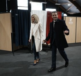 Γαλλία - εκλογές: Κομψή στο πλευρό του Εμανουέλ Μακρόν η Μπριζίτ - με λευκό παλτό, τζιν και γόβες (φωτό & βίντεο)
