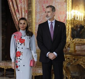 Βασίλισσα Λετίσια: Floral midi φόρεμα & ροζ αξεσουάρ ή navy blue φουστάνι - Οι νέες σικάτες εμφανίσεις (φωτό) - Κυρίως Φωτογραφία - Gallery - Video