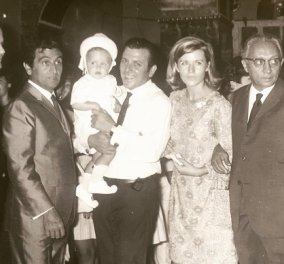 Vintage pic από τη βάφτιση της Σάντρας Βουτσά: Οι γονείς της, ο νονός Δαλιανίδης, ο Φίνος, ο Βογιατζής, ο Κατσαρός 