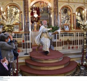 Χίος: Ο «Ιπτάμενος» ιερέας έστειλε το μήνυμα της Πρώτης Ανάστασης - δείτε φωτό και βίντεο - Κυρίως Φωτογραφία - Gallery - Video