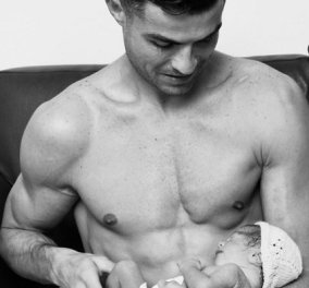 Ο θεός της μπάλας και η γλυκιά ματιά στη νεογέννητη κόρη του - Ο Cristiano Ronaldo κρατά τρυφερά την μπέμπα (φωτό) - Κυρίως Φωτογραφία - Gallery - Video