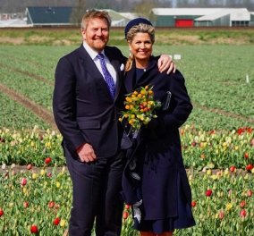 Η βασίλισσα Μάξιμα της Ολλανδίας & ο βασιλιάς της αγκαλιά ανάμεσα στις τουλίπες - Τα ασορτί blue navy σύνολα (φωτό) - Κυρίως Φωτογραφία - Gallery - Video