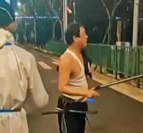 Παράνοια στη Σανγκάη με το lockdown: Με δαγκάνες αρπάζουν & χτυπούν πολίτες - Δείτε βίντεο - Κυρίως Φωτογραφία - Gallery - Video