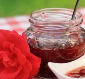 Δημήτρης Σκαρμούτσος: Γλυκό του κουταλιού τριαντάφυλλο - ένα αγαπημένο κέρασμα - Κυρίως Φωτογραφία - Gallery - Video