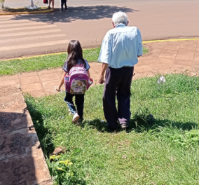 Story of the day: Παππούς 90 χρόνων συνοδεύει την δισέγγονή του στο σχολείο κάθε μέρα - Την περιμένει μέχρι να σχολάσει - Κυρίως Φωτογραφία - Gallery - Video