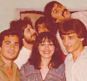 Απίθανη vintage φωτό: Χάρις Αλεξίου, Νίκος Νομικός και Αντώνης Βαρδής ποζάρουν μαζί το καλοκαίρι του 1980 
