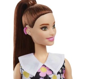 Η Barbie® παρουσιάζει την πρώτη κούκλα με ακουστικά βαρηκοΐας & την κούκλα Ken με λεύκη (φωτό)