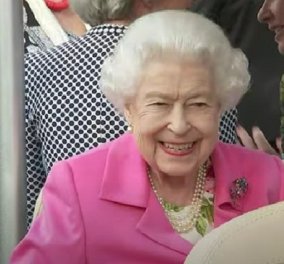 Βασίλισσα Ελισάβετ: Αδυνατισμένη, αλλά χαμογελαστή - Με αμαξάκι του γκολφ περιηγήθηκε στην ανθοκομική έκθεση (φωτό & βίντεο) - Κυρίως Φωτογραφία - Gallery - Video