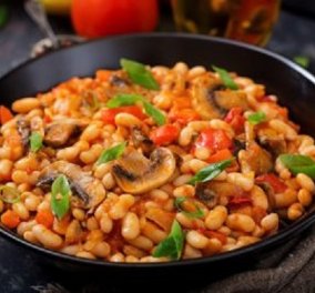 Δημήτρης Σκαρμούτσος: Φασόλια με κόκκινη σάλτσα και μανιτάρια - η συνταγή που θα λατρέψουν οι vegetarians - Κυρίως Φωτογραφία - Gallery - Video