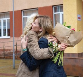 Ουκρανία: Επίσκεψη - έκπληξη της Τζιλ Μπάιντεν - Η θερμή αγκαλιά με την πρώτη κυρία Ολένα Ζελένσκα (φωτό & βίντεο) - Κυρίως Φωτογραφία - Gallery - Video