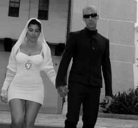  Γάμος ολίγον από κιτς: Με κολλητό μίνι νυφικό & μαύρη άσχετη γόβα η Kourtney Kardashian στο πλευρό του Travis (φωτό & βίντεο) - Κυρίως Φωτογραφία - Gallery - Video