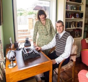 Η Lisa & ο Neil ζουν στην δεκαετία του 30: Το σπίτι, τα ρούχα τους, οι οικιακές συσκευές, τα πάντα είναι 100 χρόνια πίσω (φωτό & βίντεο) - Κυρίως Φωτογραφία - Gallery - Video