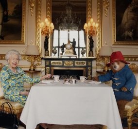 Η βασίλισσα Ελισάβετ με το αρκουδάκι Paddington στο Μπάκιγχαμ: «Θέλετε τοστ με μαρμελάδα mam;» - δείτε το βίντεο 