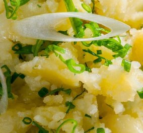 Γιάννης Λουκάκος: «Σπαστές» πατάτες με σκόρδο – Εύκολη & καλοκαιρινή συνταγή - Κυρίως Φωτογραφία - Gallery - Video