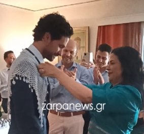 Ορφέας Αυγουστίδης: H συγκινητική στιγμή που η Μαρία Τζομπανάκη, ντύνει γαμπρό τον γιο της-  Τον αγκαλιάζει και τον φιλάει, του βάζει το σαρίκι - Κυρίως Φωτογραφία - Gallery - Video