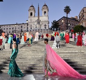Ο Valentino παρουσίασε τη νέα κολεξιόν του στην εμβληματική Piazza di Spagna της Ρώμης - εκεί που ξεκίνησαν όλα (φωτό & βίντεο) - Κυρίως Φωτογραφία - Gallery - Video